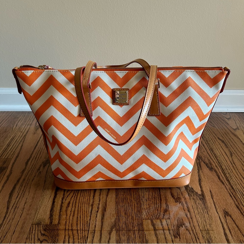 Dooney & Bourke orange chevron zippered tote with key leash EUC unique